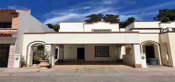 13_1179 | En Renta bonita Casa amueblada o Sin Amueblar, Privada San Sebastian. | BIENES&RAICES MORENO Y ASOCIADOS INMOBILIARIA